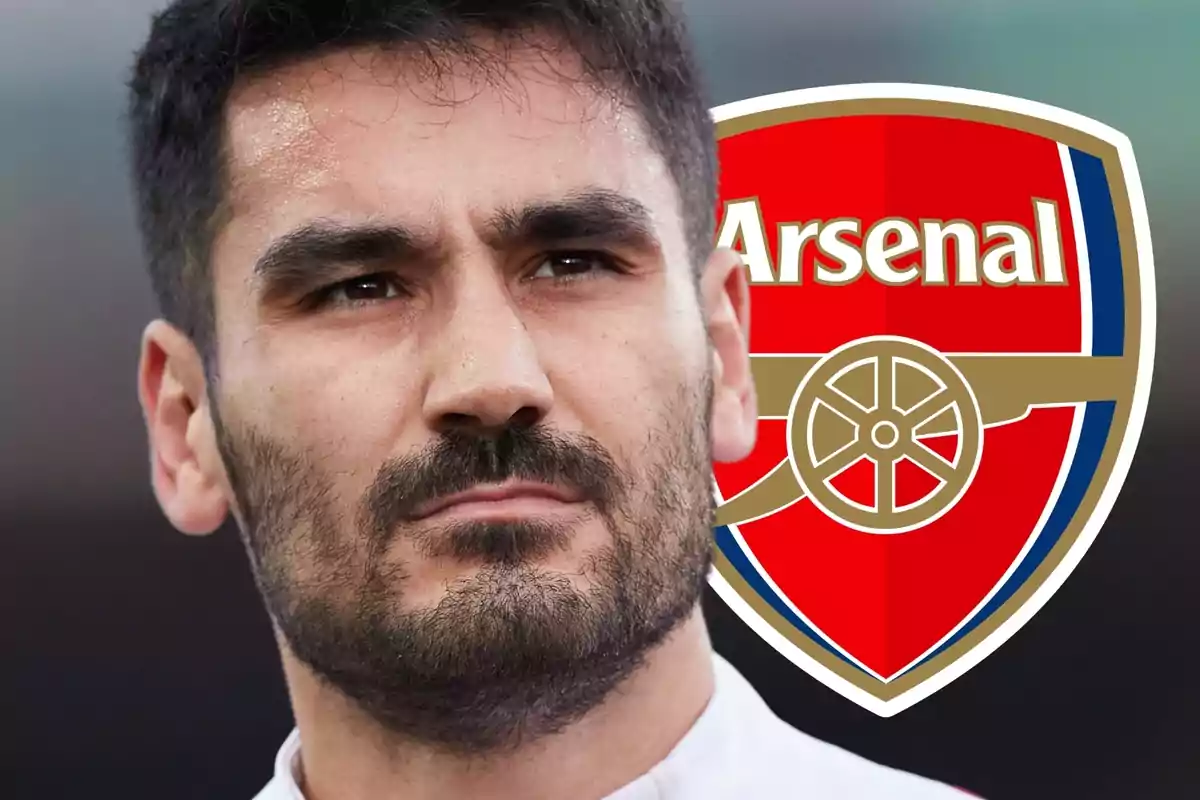 Ilkay Gündogan amb la mirada perduda al costat d'un escut de l'Arsenal