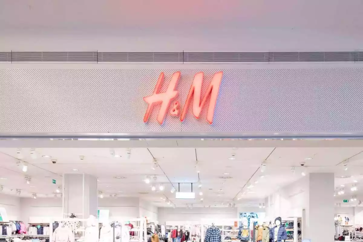 Exterior de la botiga H&M amb el logo gran