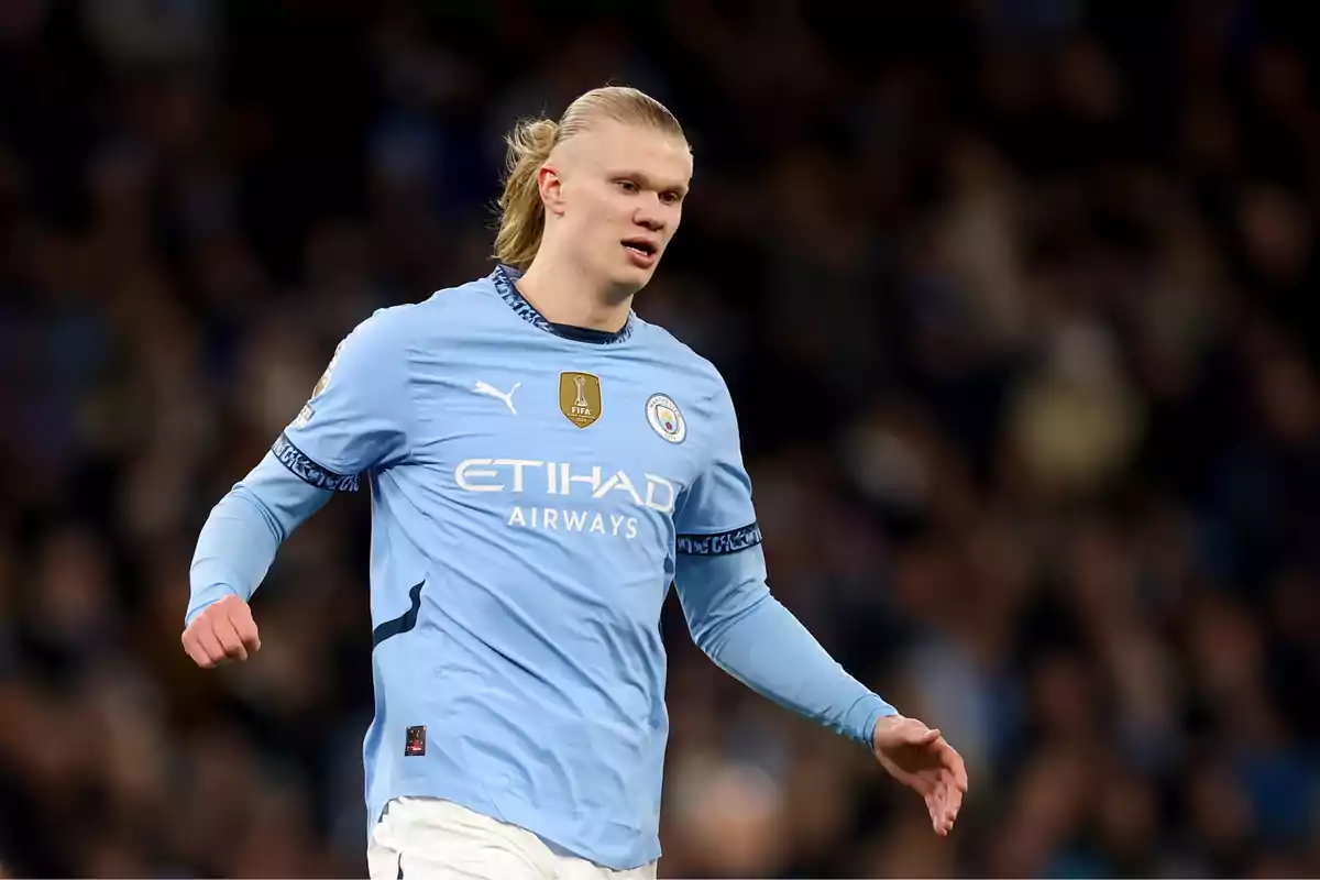 Un jugador de futbol amb uniforme blau clar al camp.