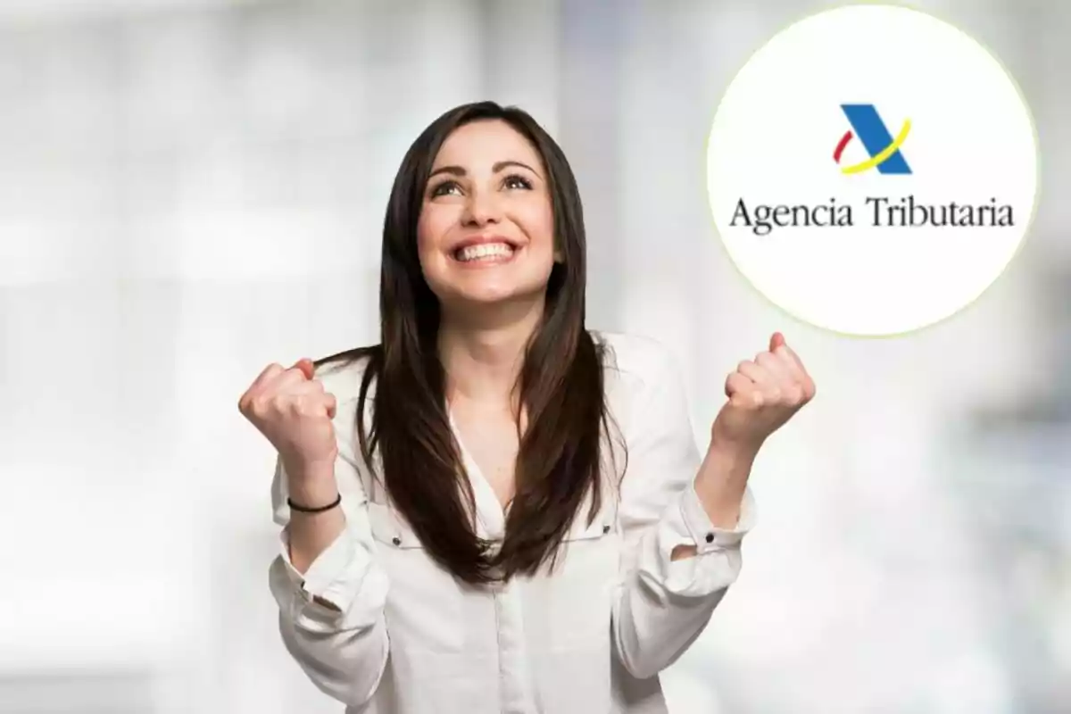 Mujer sonriente con gesto de triunfo junto al logo de la Agencia Tributaria.