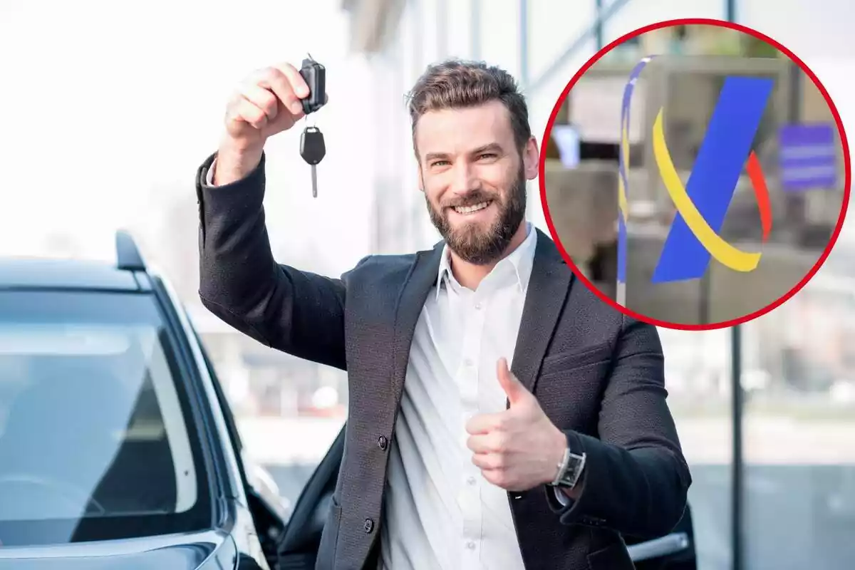 Un home ensenya amb alegria les claus del cotxe, i el cercle, el logotip d'Hisenda