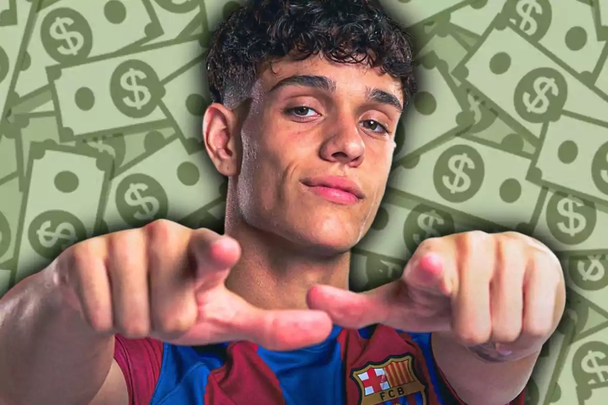 Un jove amb una samarreta de futbol blau i grana assenyala cap a la càmera amb un fons de bitllets verds amb símbols de dòlar.
