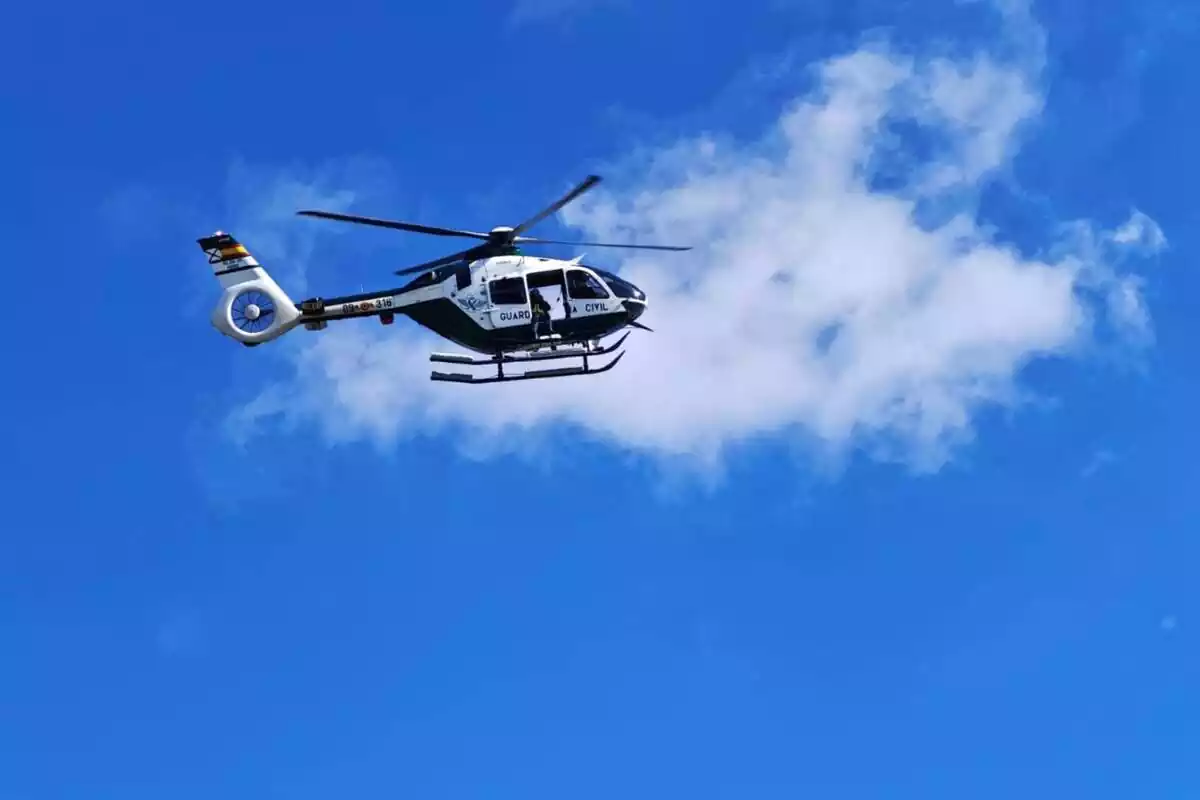 Imatge d'un helicòpter de la Guàrdia Civil volant