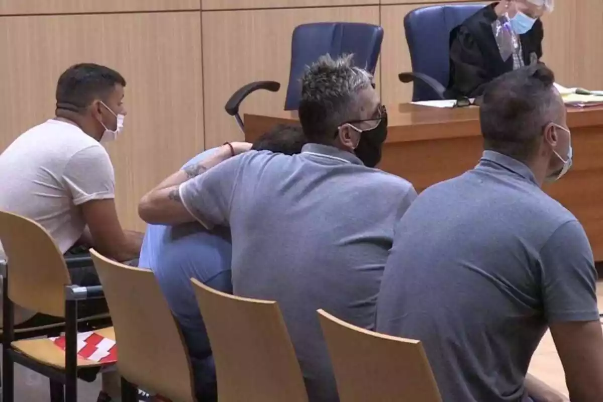 Mauri, Carlos i Roberto, germans de l'assassí de les nenes d'Alcàsser, en un judici