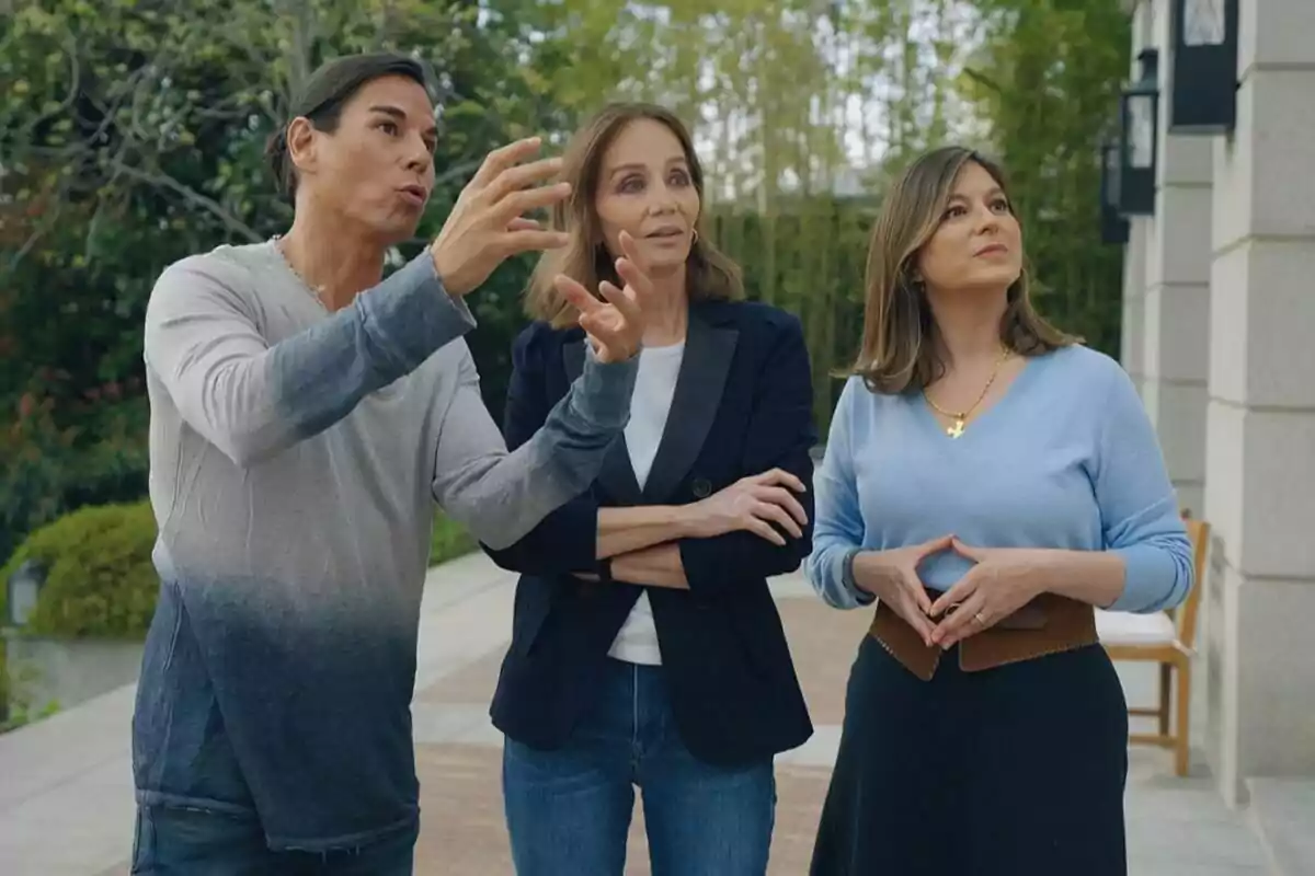 Fotografía de Chábeli y Julio Iglesias Jr junto a Isabel Preysler al aire libre, una de ellas gesticulando con las manos mientras las otras dos observan atentamente en Los Iglesias: Hermanos a la obra