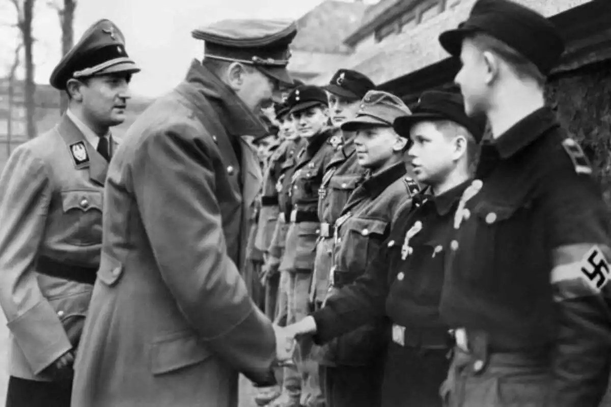 Hitler donant la mà a soldats joves