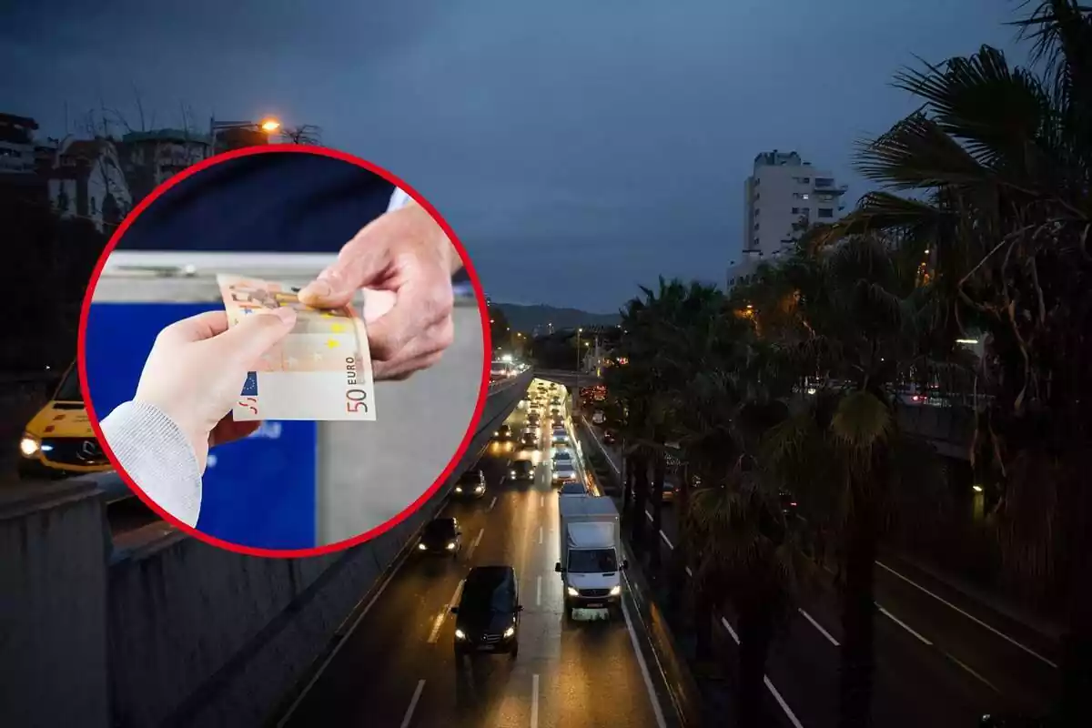 Una mà pagant amb 50 euros un peatge i vista de la ronda Nord de Barcelona