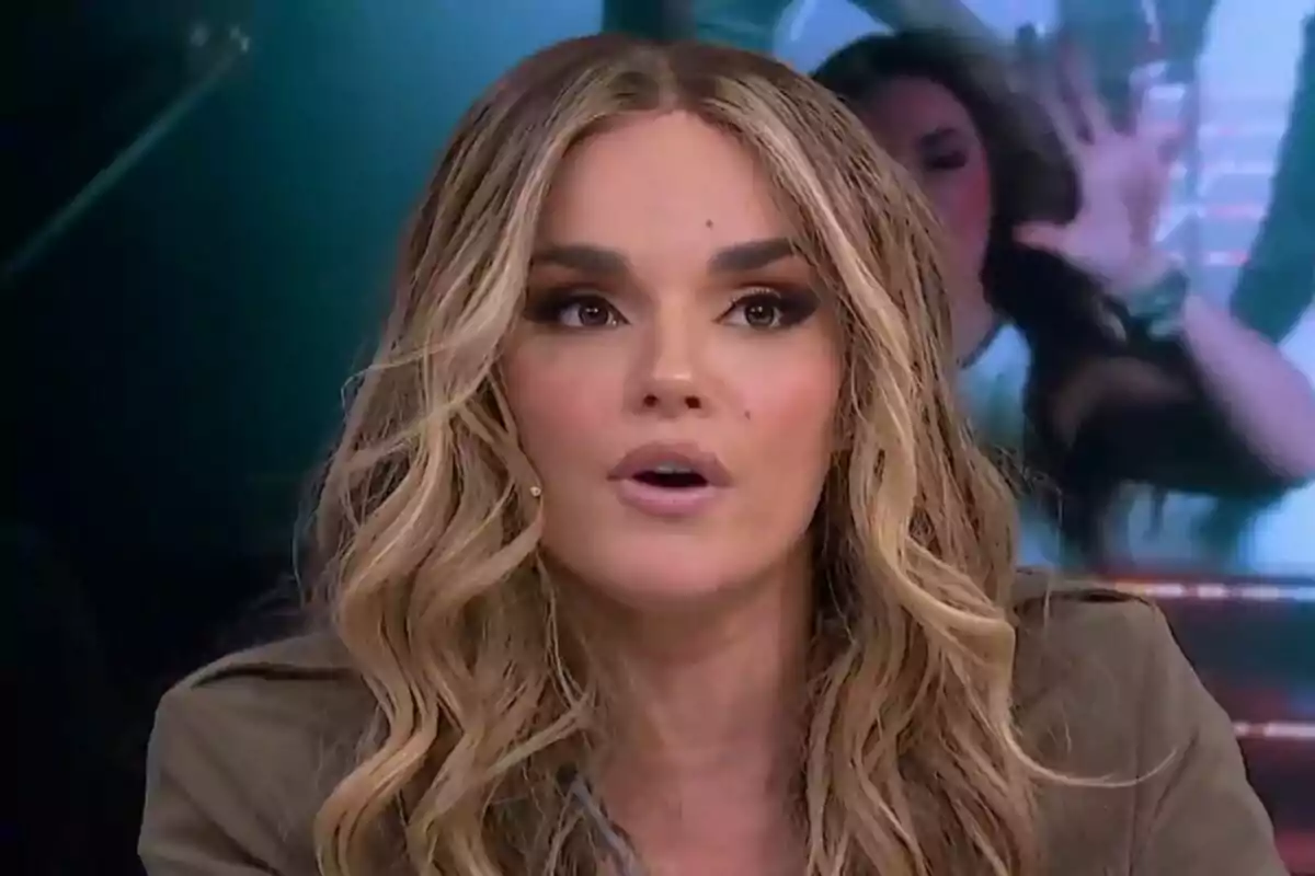 Melody de cabell ros ondulat i maquillatge pronunciat parlant en un programa de televisió El Hormiguero