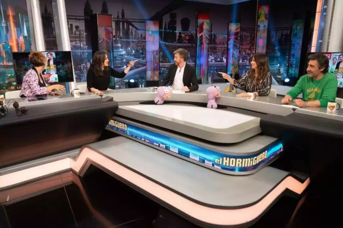 Captura de la tertúlia d'actualitat de l'Hormiguero de Pablo Motos amb Juan del Val, Nuria Roca, Tamara Falcó i Cristina Pardo Captura de la tertúlia d'actualitat de l'Hormiguero de Pablo Motos amb Juan del Val, Nuria Roca, Tamara Falcó i Cristina Pardo