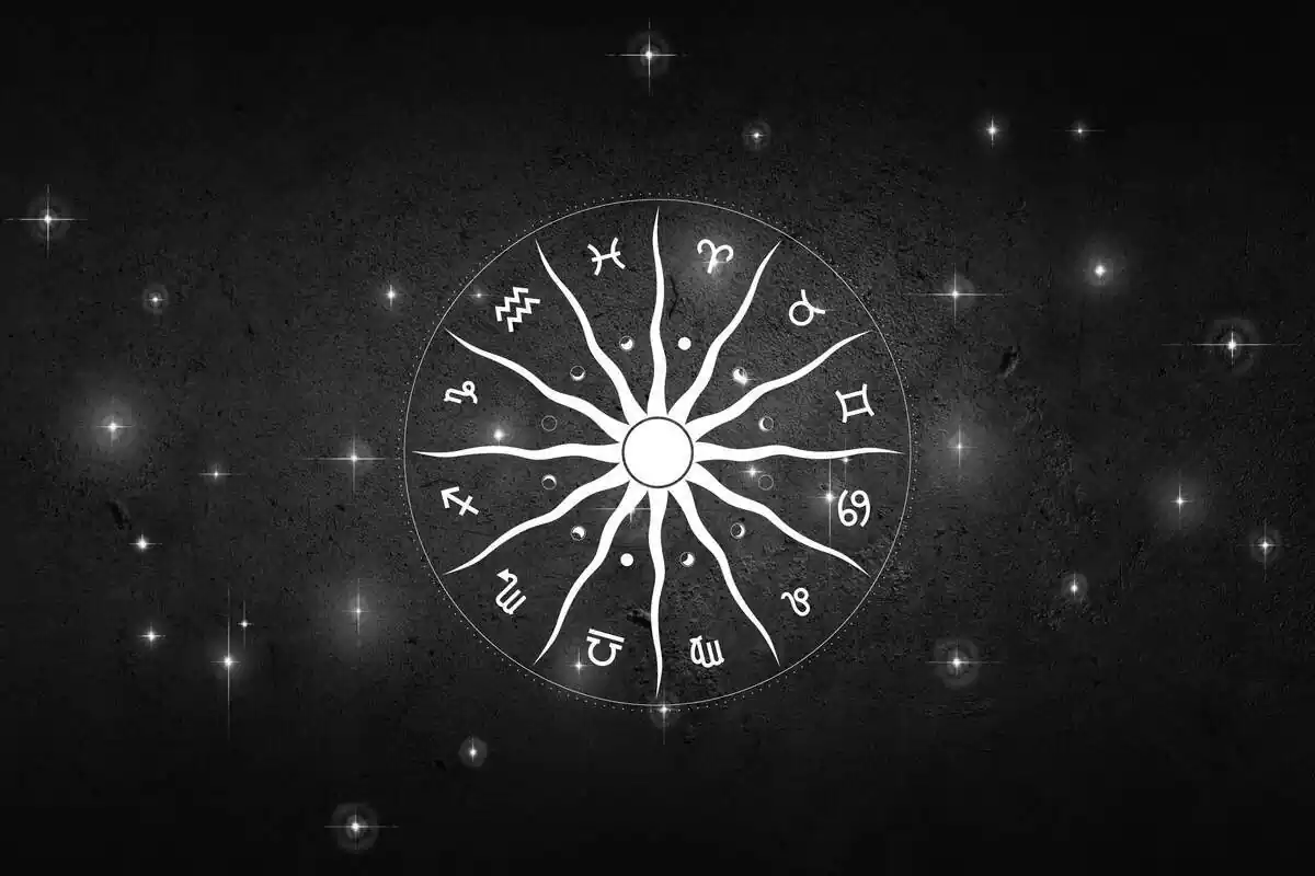 Roda zodiacal sobre un fons negre amb estrelles