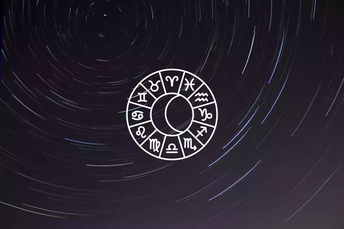 Una circumferència d'estrelles fugaces i al centre una roda zodiacal amb una lluna