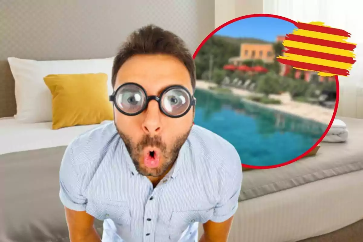 Home amb ulleres grans i expressió de sorpresa a una habitació amb una imatge de fons d'una piscina i una bandera catalana.