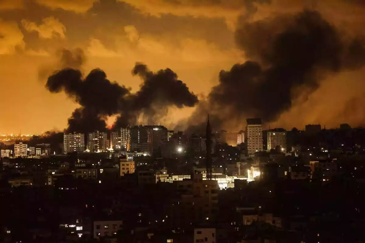 El fum s'eleva després dels atacs israelians mentre continuen els combats entre les forces israelianes i el grup militant palestí Hamàs