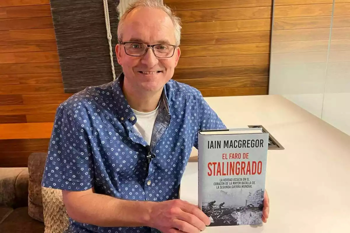 Iain MacGregor sostenint el seu llibre 'El Faro de Stalingrado'