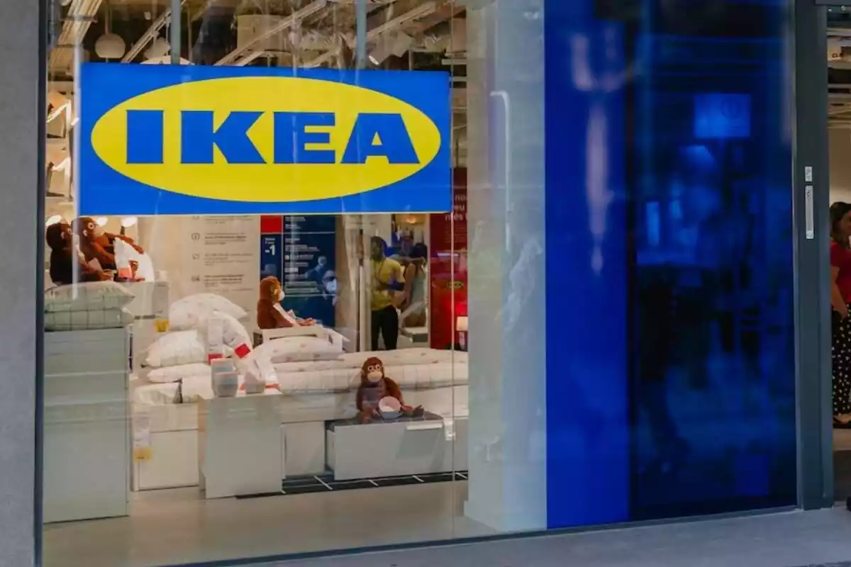 Exterior de la botiga Ikea on es veu en primer pla el logotip