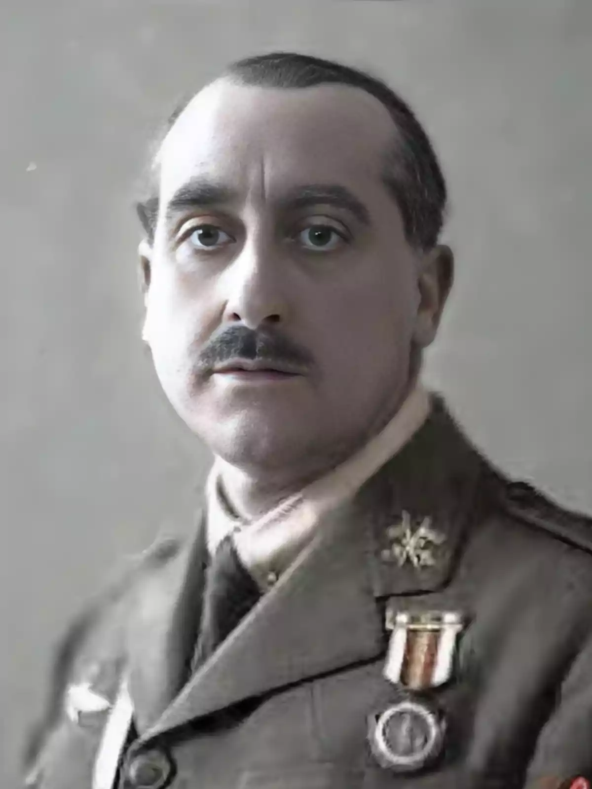 Retrat d’un home amb bigoti vestint un uniforme militar antic i condecoracions al pit Retrat d’un home amb bigoti vestint un uniforme militar antic i condecoracions al pit