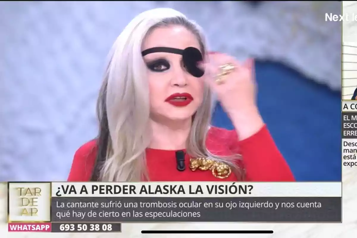 Alaska con un parche en el ojo izquierdo aparece en un programa de televisión con un titular que pregunta sobre la posible pérdida de visión debido a una trombosis ocular.