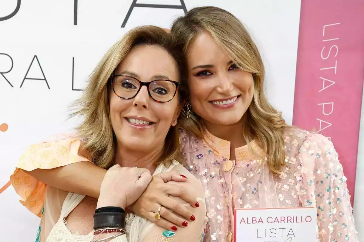 Imatge d'Alba Carrillo amb Rocío Carrasco, totes dues felices, durant la presentació del seu llibre, 'Lista para la vida', a Madrid l'octubre de 2023