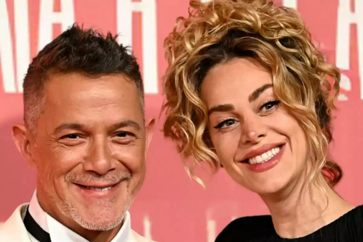 Close-up of Alejandro Sanz and Candela Márquez with smiling faces.