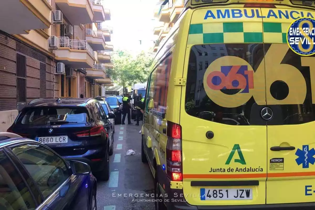 Imatge on mostra una ambulància al carrer Echegaray (Sevilla) on ha passat un atropellament mortal