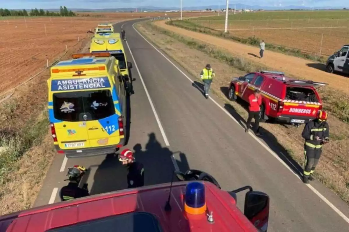 Imagen de una ambulancia y un equipo médico atendiendo un accidente de tráfico en una carretera Imagen de una ambulancia y un equipo médico atendiendo un accidente de tráfico en una carretera