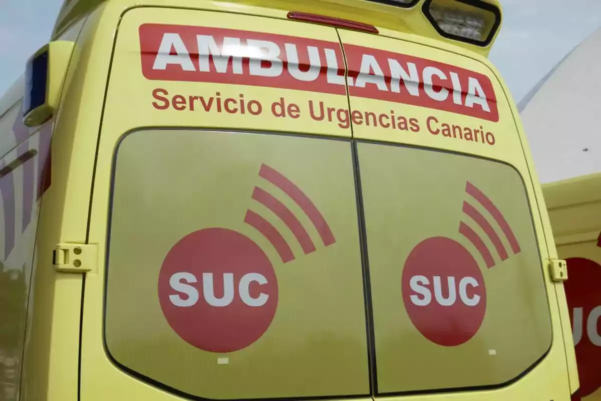 Una ambulància groga del Servei d'Urgències Canari amb el logotip Una ambulància groga del Servei d'Urgències Canari amb el logotip