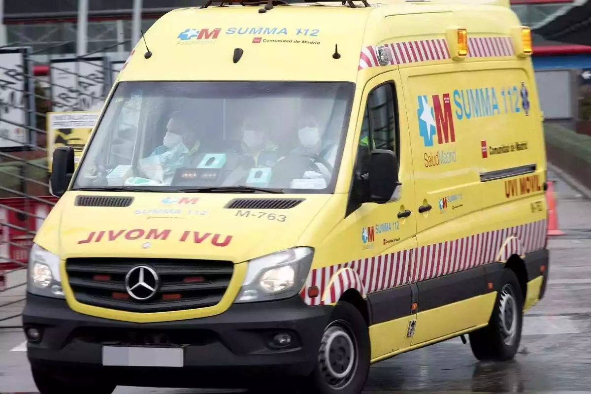 Imatge d'una ambulància SUMA del 112 en marxa en plena pandèmia