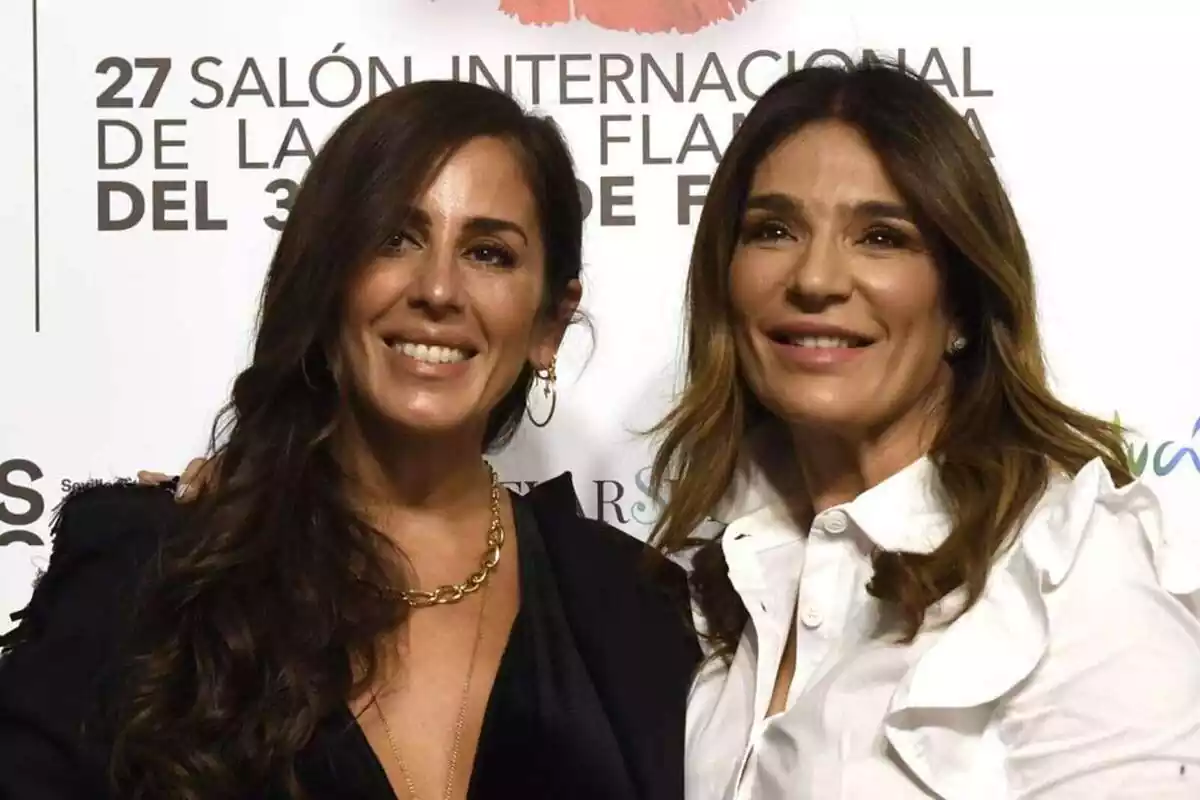 Imatge d'Anabel Pantoja amb Raquel Bollo, totes dues somrient, en un esdeveniment