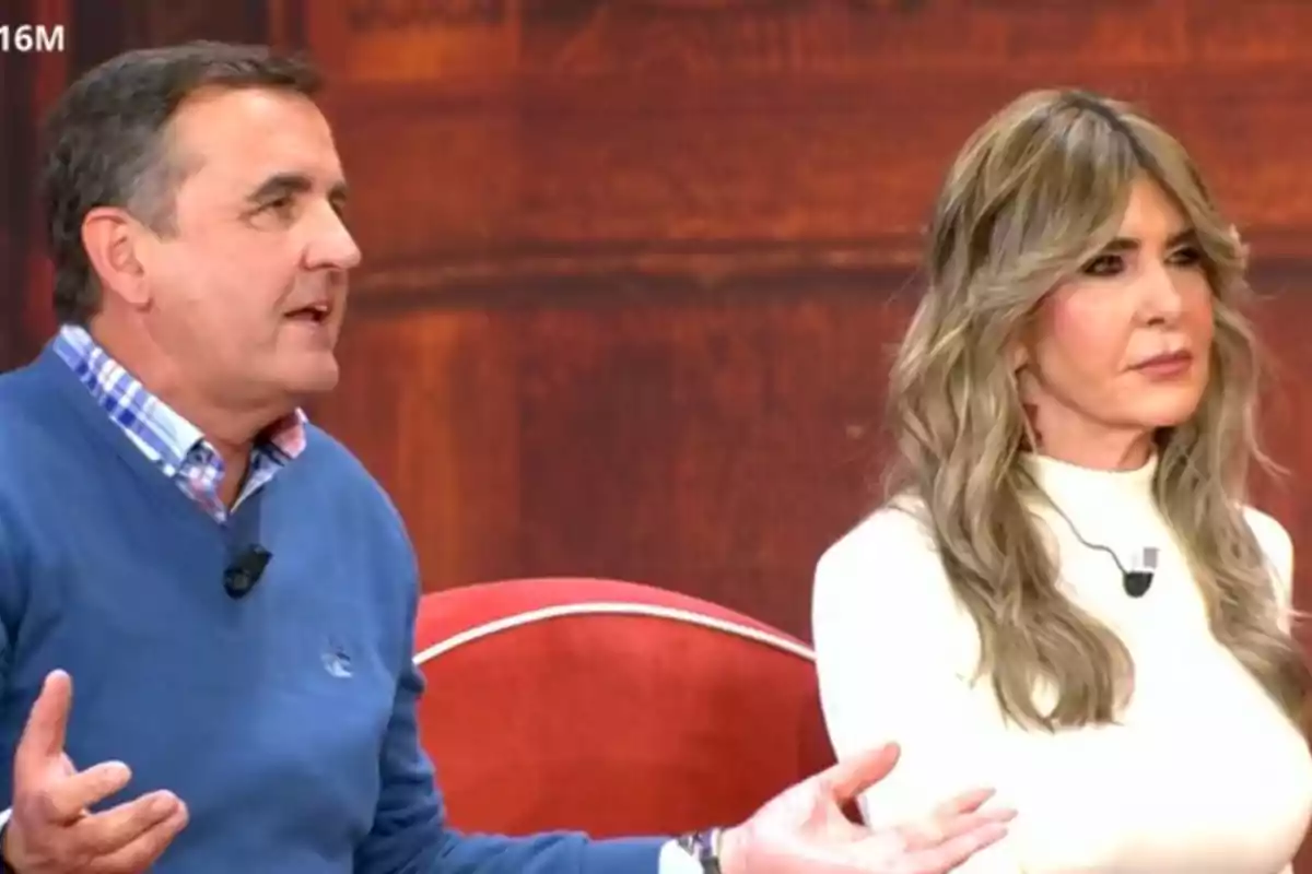 Dues persones assegudes en un plató de televisió, una d'elles amb un jersei blau i l'altra amb una brusa blanca, ambdues semblen estar participant en una conversa. Dues persones assegudes en un plató de televisió, una d'elles amb un jersei blau i l'altra amb una brusa blanca, ambdues semblen estar participant en una conversa.