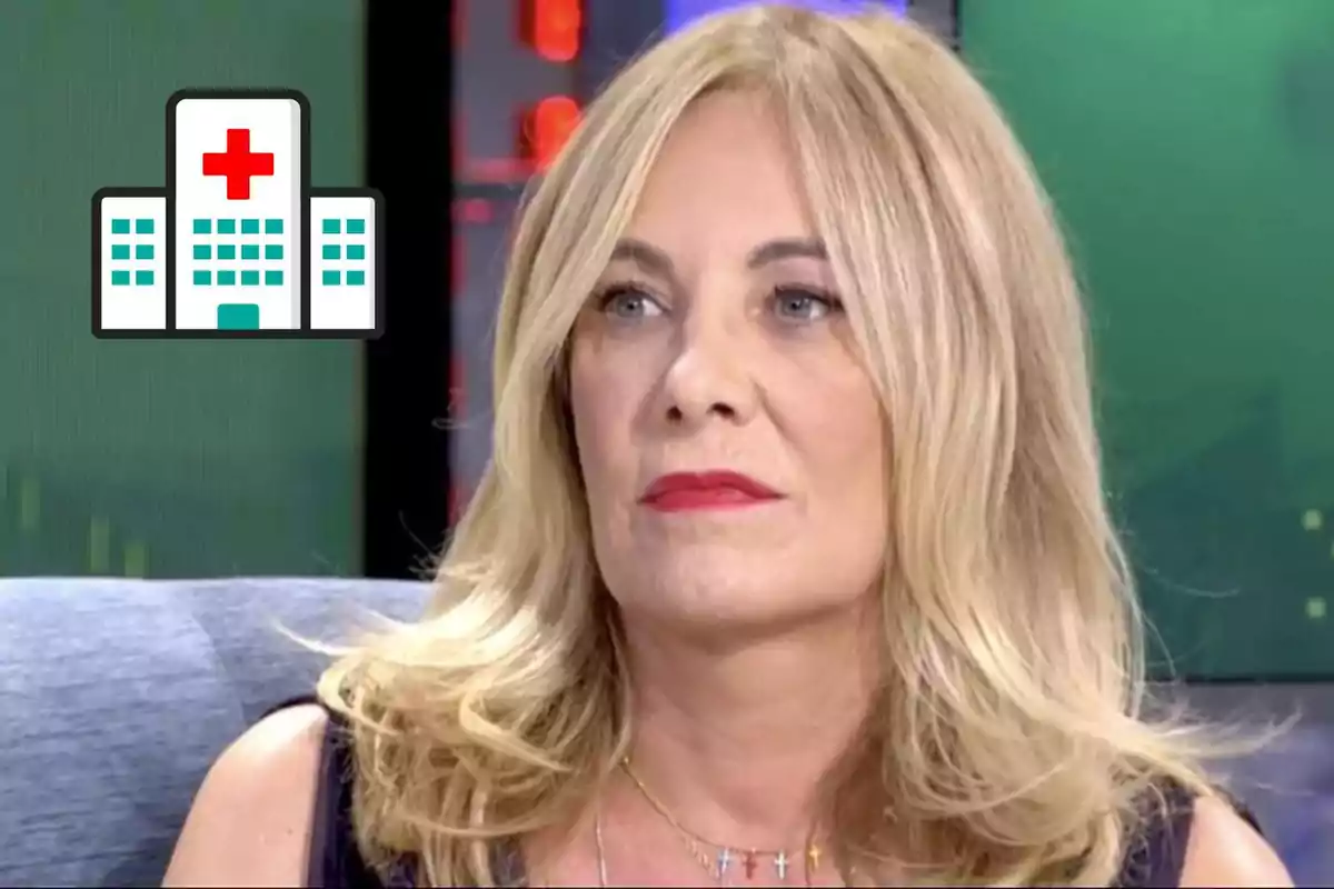 Una dona rossa amb expressió seriosa està asseguda en un estudi de televisió, amb una icona d'hospital a la cantonada superior esquerra.