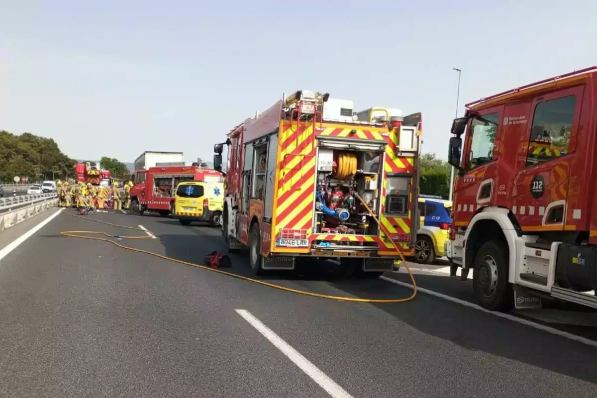 Un grup de bombers i vehicles d‟emergència es troben en una autopista, aparentment atenent una situació d‟emergència.