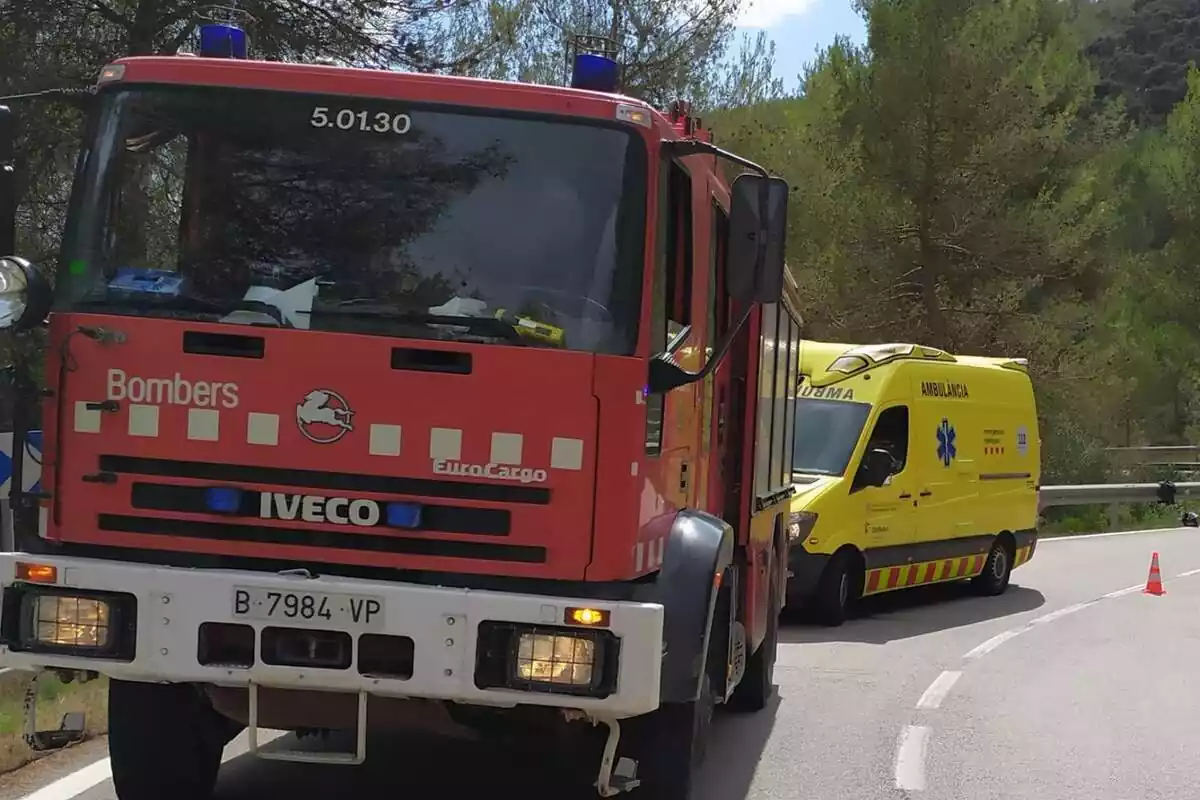 Imatge d´un camió dels Bombers de la Generalitat i una ambulància del SEM