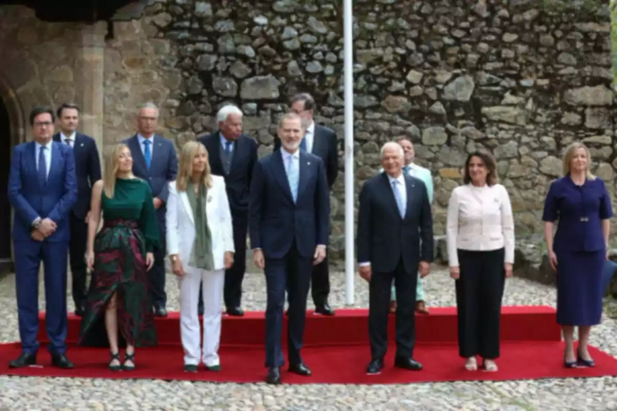 El Rei Felip VI lliura el XVIII Premi Europeu Carles V a l'exalt Representant de la Unió per a Afers Exteriors i Política de Seguretat i expresident del Parlament Europeu, Josep Borrell, al Monestir de Sant Jeroni de Yuste, el 9 de maig de 2025, a Cuacos de Yuste, Càceres. El Rei Felip VI lliura el XVIII Premi Europeu Carles V a l'exalt Representant de la Unió per a Afers Exteriors i Política de Seguretat i expresident del Parlament Europeu, Josep Borrell, al Monestir de Sant Jeroni de Yuste, el 9 de maig de 2025, a Cuacos de Yuste, Càceres.