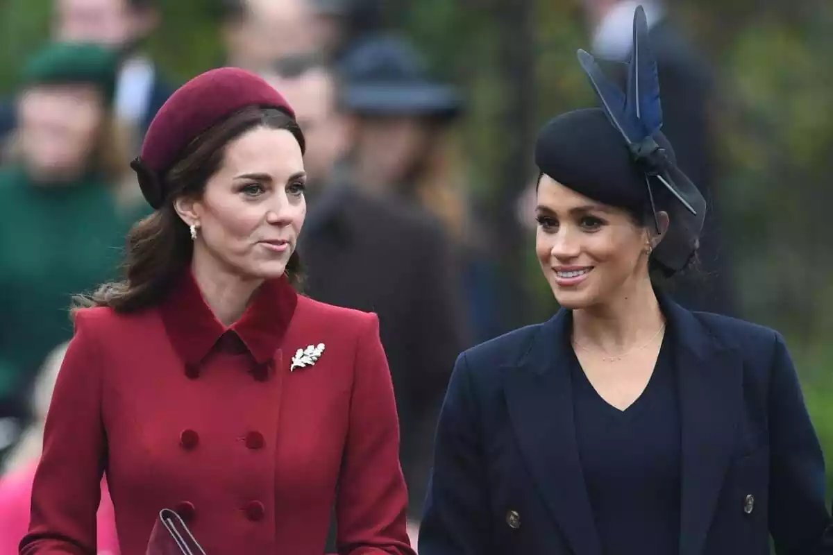 Imatge de Kate Middleton xerrant molt animada amb la seva cunyada Meghan Markle