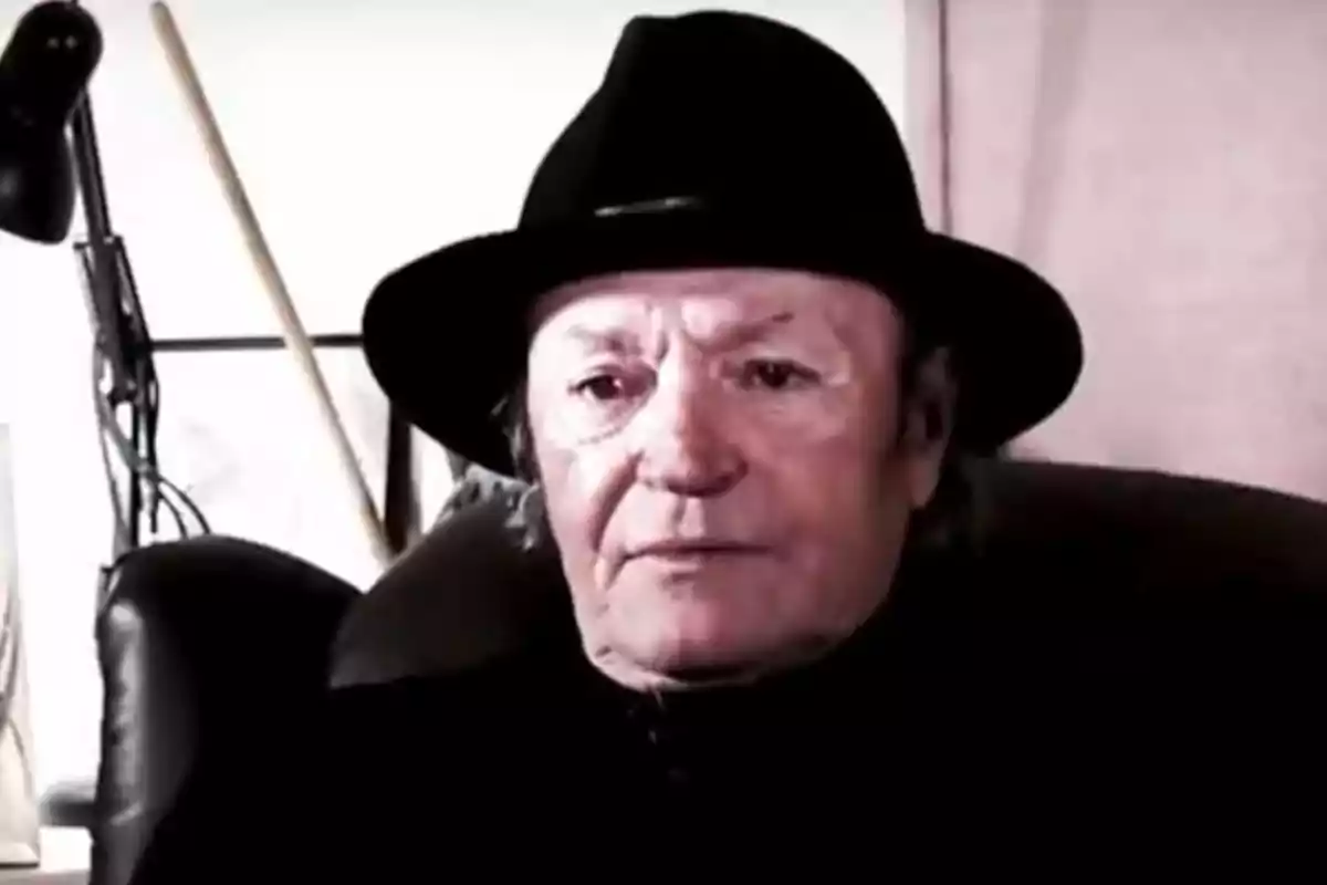 Amador Mohedano with a black hat sitting in an armchair. Amador Mohedano with a black hat sitting in an armchair.