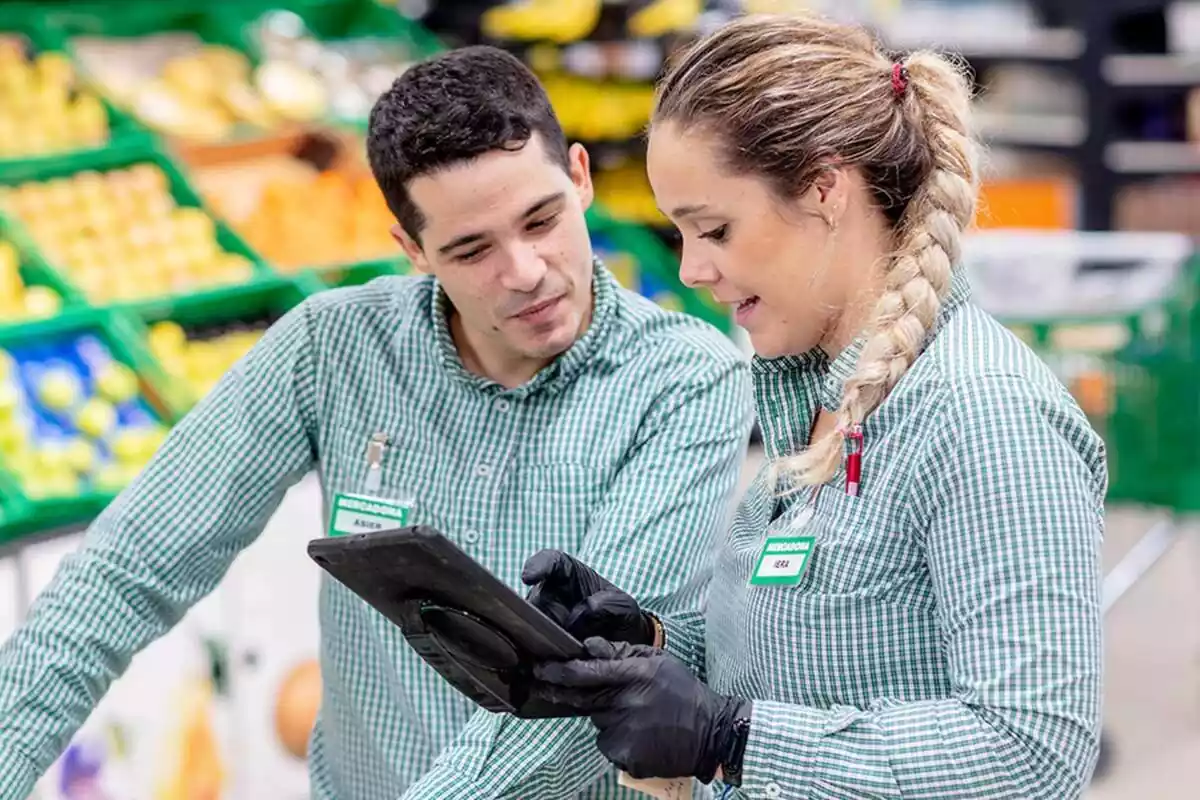 Imatge de dos treballadors de la cadena de supermercats Mercadona