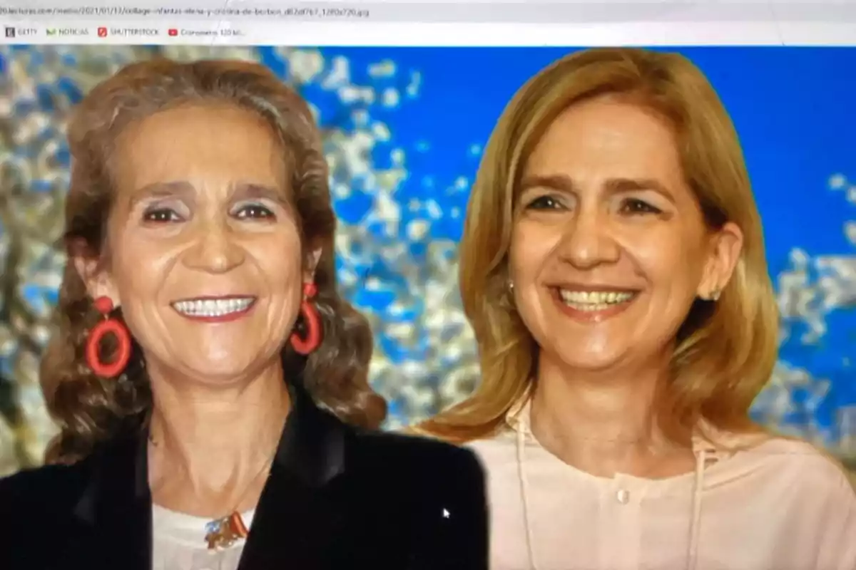 La infanta Elena y la infanta Cristina sonrientes posan frente a un fondo azul con detalles blancos.