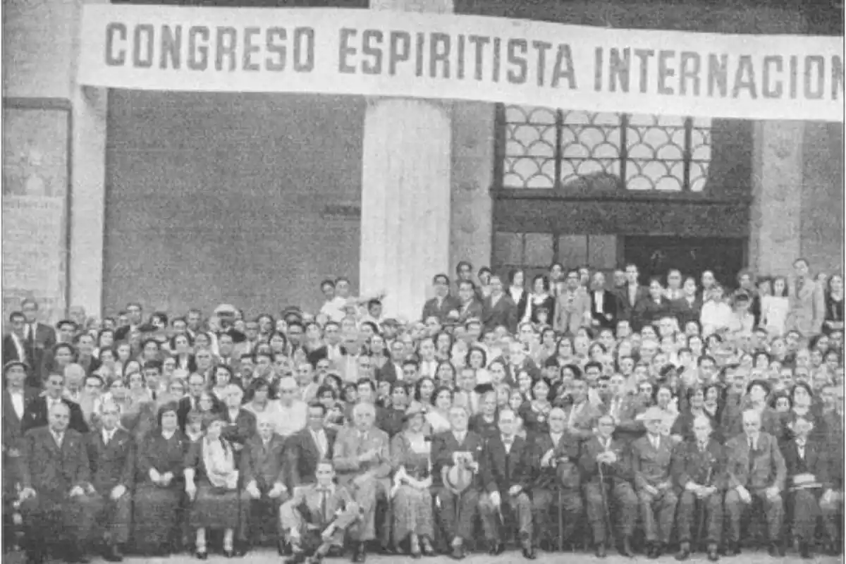 Imatge en blanc i negre del congrés espiritista internacional a Barcelona amb desenes de persones