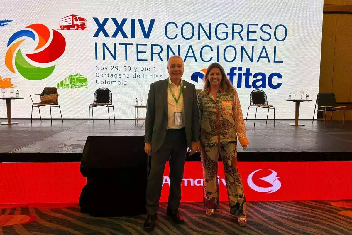 Dues persones posant somrients a l'escenari del XXIX Congrés Internacional FITAC