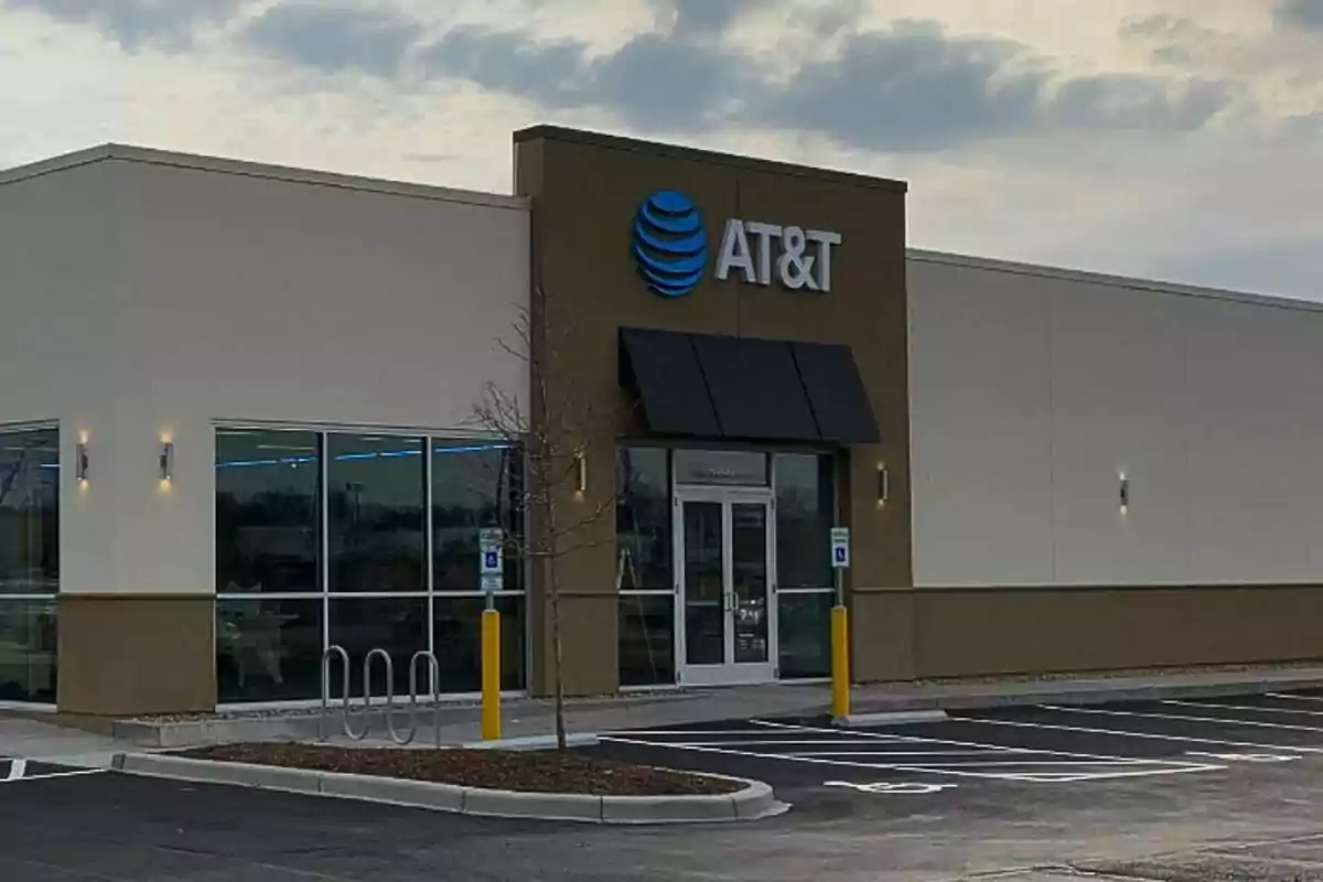 Fachada de una tienda de AT&T con un estacionamiento vacío al frente. Fachada de una tienda de AT&T con un estacionamiento vacío al frente.