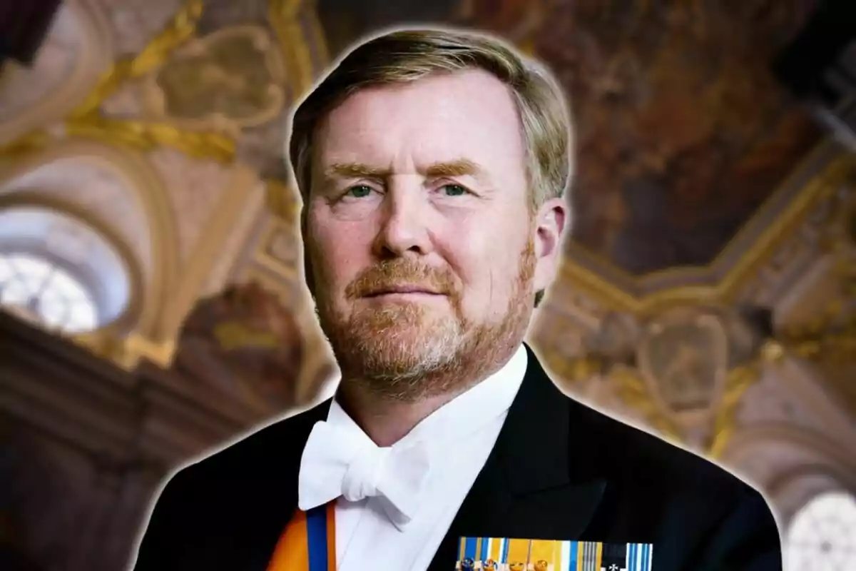 Un hombre con traje formal y medallas, fondo de arquitectura clásica.