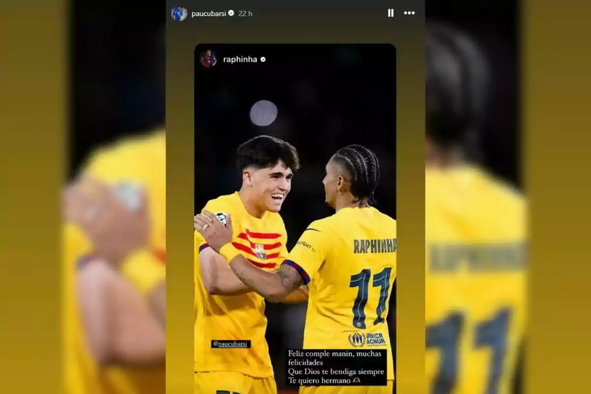 Dos jugadors de futbol amb uniformes grocs s'abracen i somriuen al camp, un d'ells porta el nom Dos jugadors de futbol amb uniformes grocs s'abracen i somriuen al camp, un d'ells porta el nom