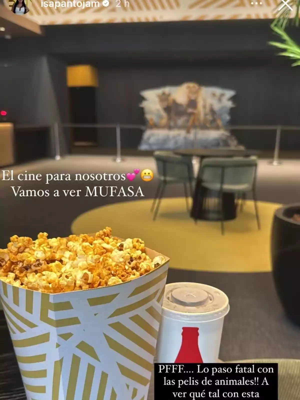 Una sala de cine vacía con un gran bote de palomitas y una bebida en primer plano, y un cartel de la película 'Mufasa' al fondo en un story de Instagram de Isa Pantoja.