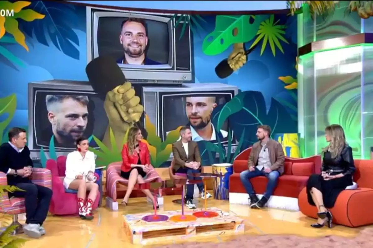 Un grup de persones assegudes en un plató de televisió acolorit amb imatges de rostres en pantalles darrere d'ells. Un grup de persones assegudes en un plató de televisió acolorit amb imatges de rostres en pantalles darrere d'ells.