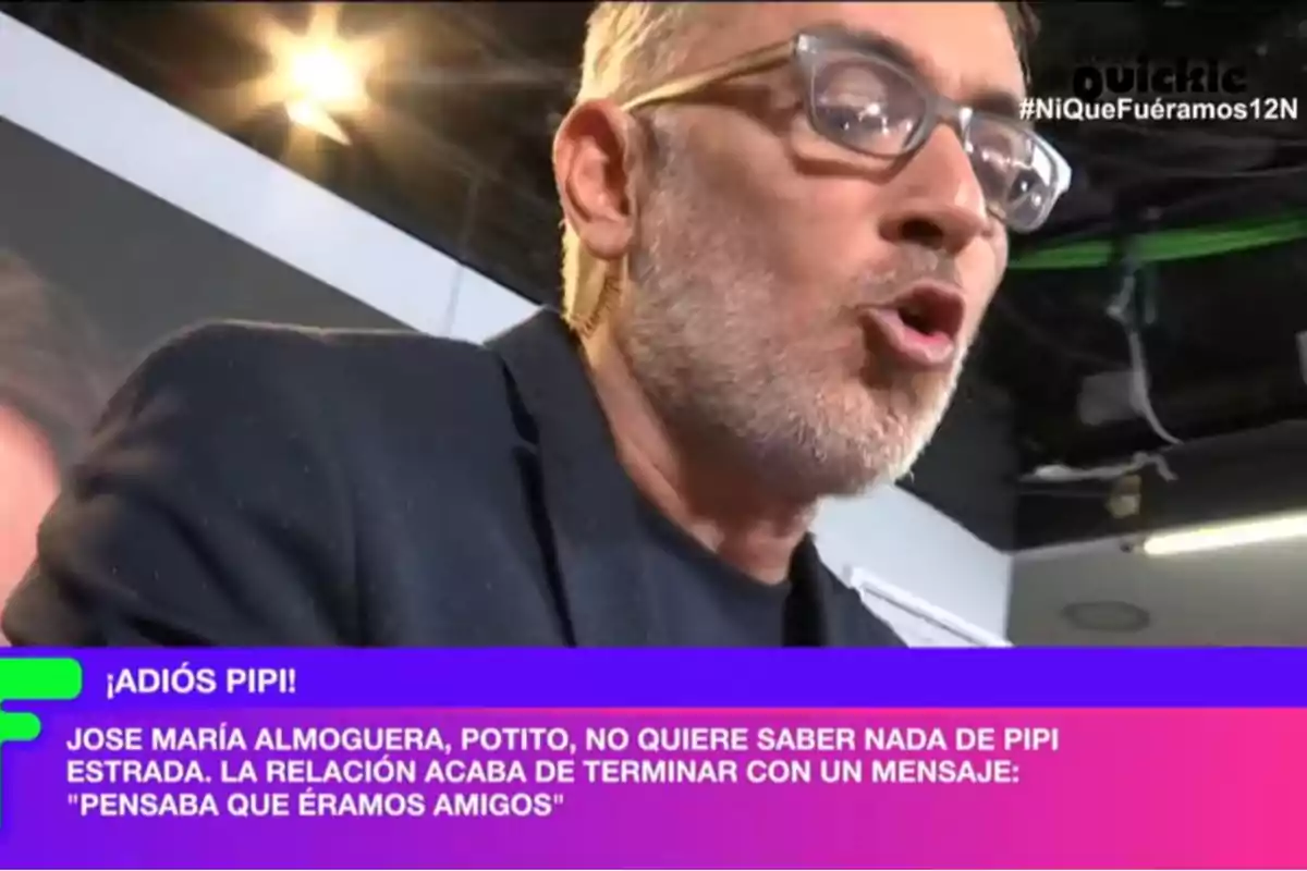 Un home amb ulleres i barba apareix en un estudi de televisió amb un text a la part inferior que esmenta una ruptura d?amistat.