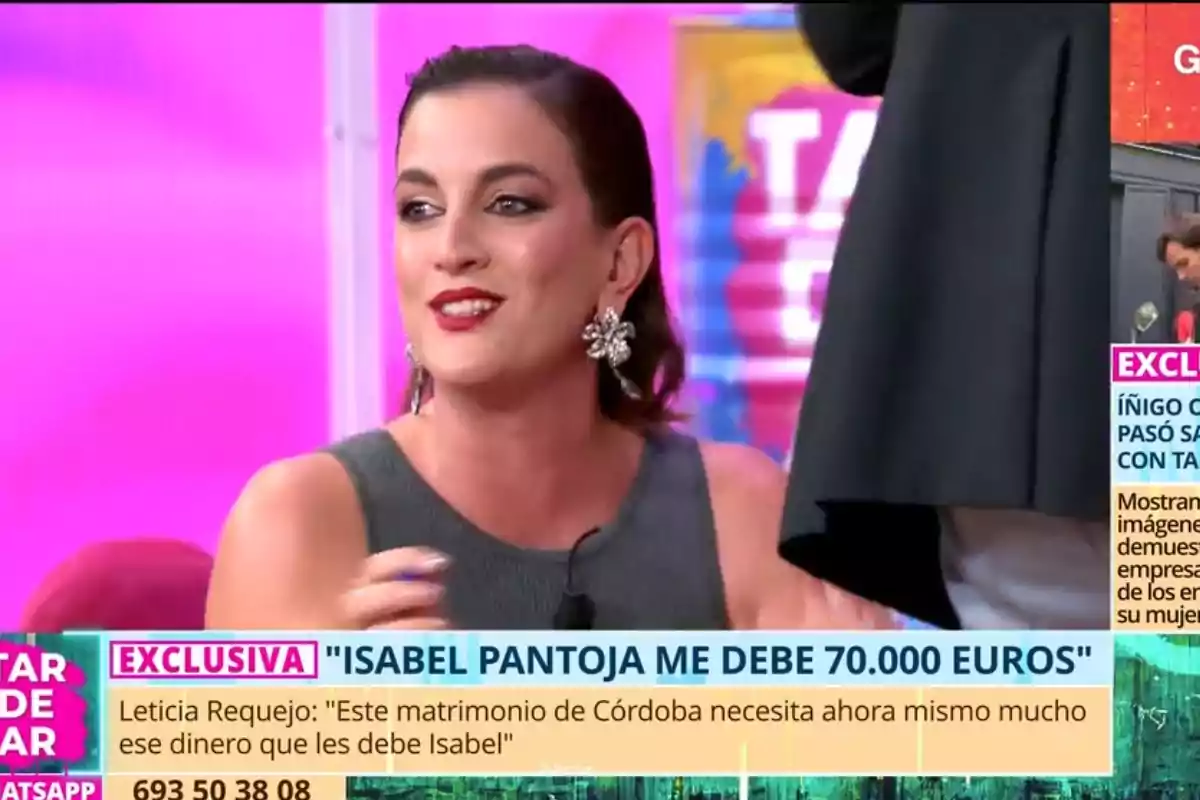 Leticia Requejo con pendientes grandes está hablando en un programa de televisión con un fondo rosa y texto en pantalla sobre una deuda de 70,000 euros.