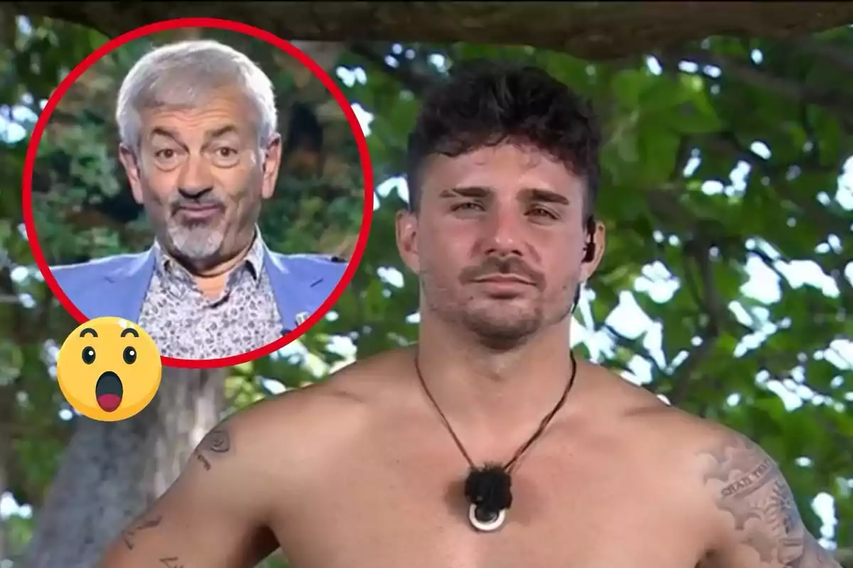 Manuel González sin camisa está de pie al aire libre, mientras que en un círculo rojo aparece Carlos Sobera con una expresión sorprendente, acompañado de un emoji de cara sorprendida.