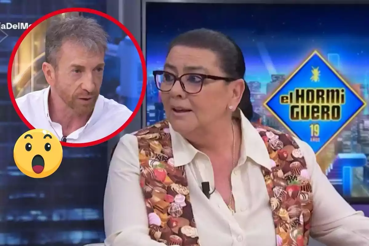 María del Monte con gafas y chaleco estampado está en un programa de televisión llamado "El Hormiguero", mientras Pablo Motos aparece en un círculo rojo en la esquina superior izquierda con una expresión seria y un emoji sorprendido al lado.