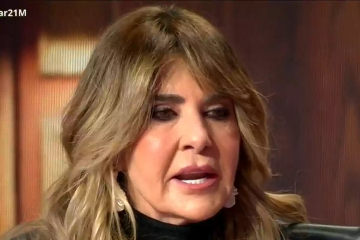 Una persona amb cabell ros i expressió seriosa en un entorn interior. Una persona amb cabell ros i expressió seriosa en un entorn interior.