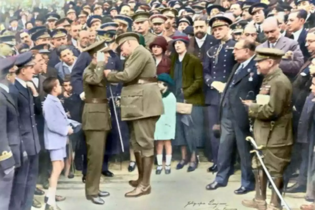 Un grup de persones, incloent-hi militars i civils, es reuneix en un esdeveniment formal on un oficial sembla estar lliurant una medalla a un altre militar mentre la multitud observa. Un grup de persones, incloent-hi militars i civils, es reuneix en un esdeveniment formal on un oficial sembla estar lliurant una medalla a un altre militar mentre la multitud observa.